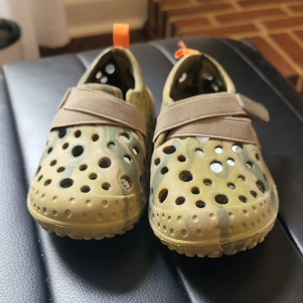 Western Chief Kids' Green Camouflage Water Shoes